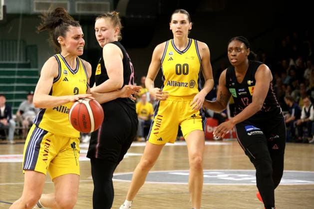 DEU, easyCredit DBBL, ALBA vs. SAARLOUIS ROYALS, 15.04.2025, Soemmeringhalle, Berlin, DEU, easyCredit DBBL, ALBA vs. SAARLOUIS ROYALS, im Bild Theresa Simon (ALBA Berlin 3), Maggie Mulligan (ALBA Berlin 0), Roosa Lehtoranta (Saarlouis 8), Erika Davenport (Saarlouis 12) Foto: Juergen Engler nordphoto GmbH