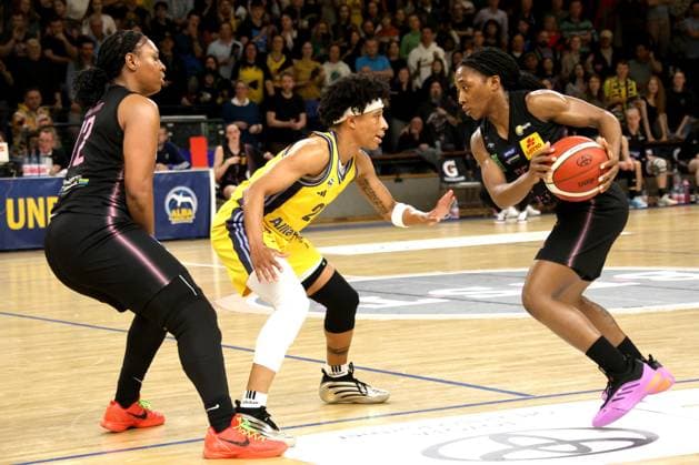 DEU, easyCredit DBBL, ALBA vs. SAARLOUIS ROYALS, 15.04.2025, Soemmeringhalle, Berlin, DEU, easyCredit DBBL, ALBA vs. SAARLOUIS ROYALS, im Bild Deeshyra Thomas (ALBA Berlin 21), Erika Davenport (Saarlouis 12), Martha Burse (Saarlouis 25) Foto: Juergen Engler nordphoto GmbH