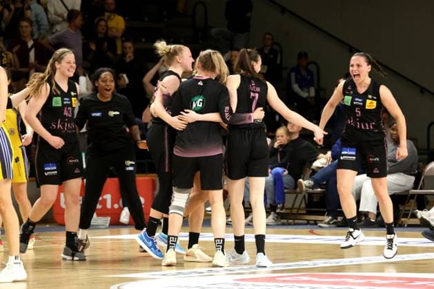 DEU, easyCredit DBBL, ALBA vs. SAARLOUIS ROYALS, 15.04.2025, Soemmeringhalle, Berlin, DEU, easyCredit DBBL, ALBA vs. SAARLOUIS ROYALS, im Bild Saarlouis-Spielerinnenkreis Foto: Juergen Engler nordphoto GmbH