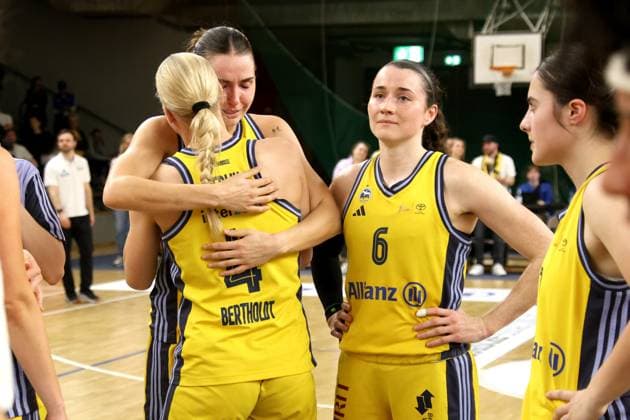 DEU, easyCredit DBBL, ALBA vs. SAARLOUIS ROYALS, 15.04.2025, Soemmeringhalle, Berlin, DEU, easyCredit DBBL, ALBA vs. SAARLOUIS ROYALS, im Bild Maggie Mulligan (ALBA Berlin 0), Marie Bertholdt (ALBA Berlin 4) , Tessa Stammberger (ALBA Berlin 6) Foto: Juergen Engler nordphoto GmbH