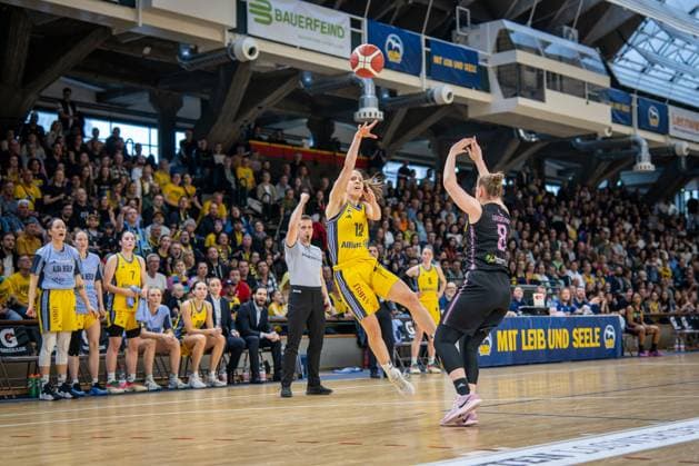 Basketball Berlin 15.04.2025 Saison 2024 2025 Toyota Damen Basketball Bundesliga Playoff Halbfinale Spiel 5 Alba Berlin - Saarlouis Royals Lena Gohlisch (Alba, No.12) Roosa Lehtoranta (Saarlouis, No.08)