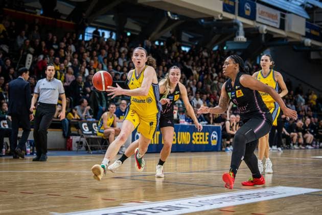 Basketball Berlin 15.04.2025 Saison 2024 2025 Toyota Damen Basketball Bundesliga Playoff Halbfinale Spiel 5 Alba Berlin - Saarlouis Royals Tessa Stammberger (Alba, No.06) Erika Davenport (Saarlouis, No.12) re.