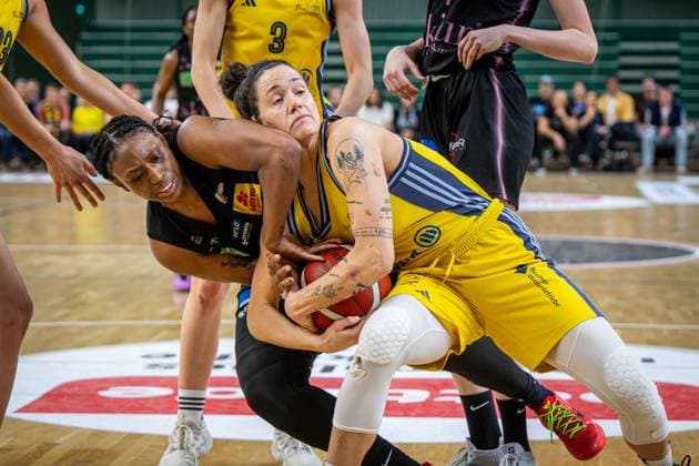 Basketball Berlin 15.04.2025 Saison 2024 2025 Toyota Damen Basketball Bundesliga Playoff Halbfinale Spiel 5 Alba Berlin - Saarlouis Royals Stefanie Grigoleit (Alba, No.02) Erika Davenport (Saarlouis, No.12)