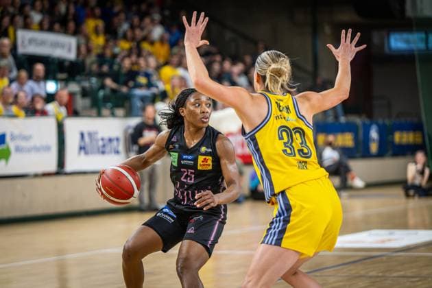 Basketball Berlin 15.04.2025 Saison 2024 2025 Toyota Damen Basketball Bundesliga Playoff Halbfinale Spiel 5 Alba Berlin - Saarlouis Royals Martha Burse (Saarlouis, No.25) Emily Kiser (Alba, No.33)