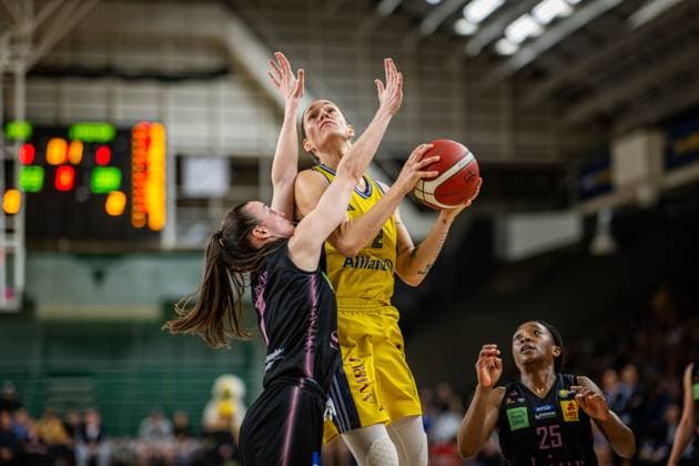 Basketball Berlin 15.04.2025 Saison 2024 2025 Toyota Damen Basketball Bundesliga Playoff Halbfinale Spiel 5 Alba Berlin - Saarlouis Royals Stefanie Grigoleit (Alba, No.02) Marusa Senicar (Saarlouis, No.07)