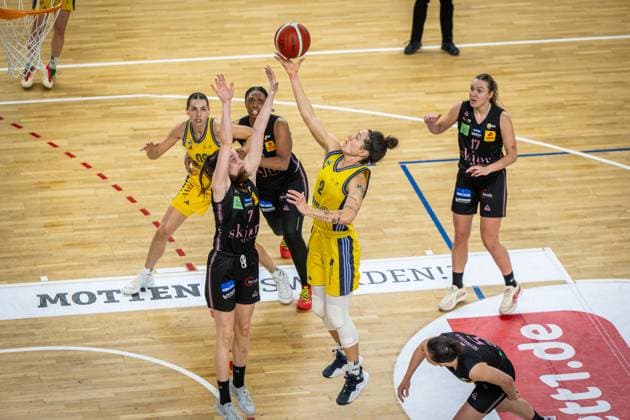 Basketball Berlin 15.04.2025 Saison 2024 2025 Toyota Damen Basketball Bundesliga Playoff Halbfinale Spiel 5 Alba Berlin - Saarlouis Royals Stefanie Grigoleit (Alba, No.02) Marusa Senicar (Saarlouis, No.07)