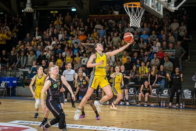 Basketball Berlin 15.04.2025 Saison 2024 2025 Toyota Damen Basketball Bundesliga Playoff Halbfinale Spiel 5 Alba Berlin - Saarlouis Royals Theresa Simon (Alba, No.03) Roosa Lehtoranta (Saarlouis, No.08)