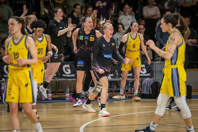 Basketball Berlin 15.04.2025 Saison 2024 2025 Toyota Damen Basketball Bundesliga Playoff Halbfinale Spiel 5 Alba Berlin - Saarlouis Royals Saarlouis gewinnt Spiel 4 Monika Jasnowska (Saarlouis, No.15) Magaly Meynadier (Saarlouis, No.05)