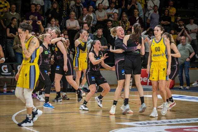 Basketball Berlin 15.04.2025 Saison 2024 2025 Toyota Damen Basketball Bundesliga Playoff Halbfinale Spiel 5 Alba Berlin - Saarlouis Royals Saarlouis gewinnt Spiel 4 Monika Jasnowska (Saarlouis, No.15) Magaly Meynadier (Saarlouis, No.05) Marusa Senicar (Saarlouis, No.07) und andere