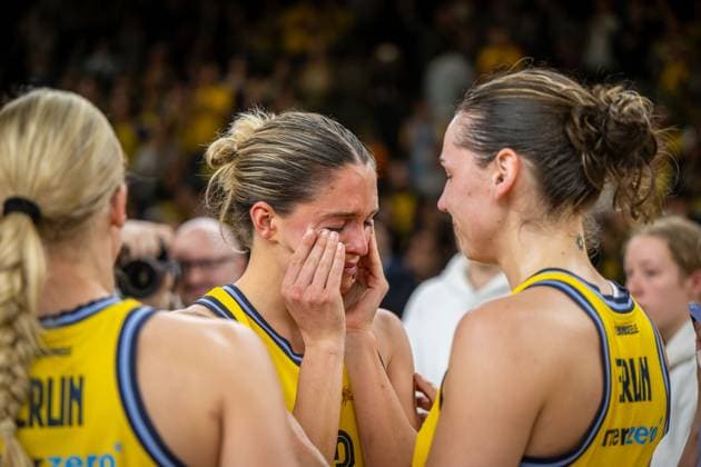 Basketball Berlin 15.04.2025 Saison 2024 2025 Toyota Damen Basketball Bundesliga Playoff Halbfinale Spiel 5 Alba Berlin - Saarlouis Royals enttäuschte Albaspielerinnen nach der Niederlage und dem Ende der Saison Emily Kiser (Alba, No.33) Maggie Mulligan (Alba, No.00) Margaret
