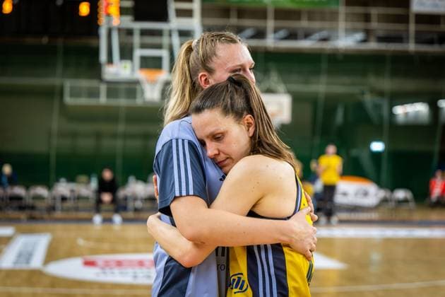 Basketball Berlin 15.04.2025 Saison 2024 2025 Toyota Damen Basketball Bundesliga Playoff Halbfinale Spiel 5 Alba Berlin - Saarlouis Royals enttäuschte Albaspielerinnen nach der Niederlage und dem Ende der Saison Lena Gohlisch (Alba, No.12) Nina Rosemeyer (Alba, No.11)