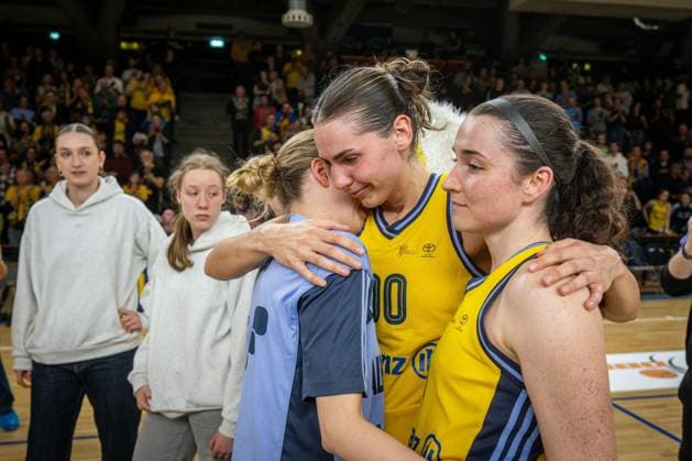 Basketball Berlin 15.04.2025 Saison 2024 2025 Toyota Damen Basketball Bundesliga Playoff Halbfinale Spiel 5 Alba Berlin - Saarlouis Royals enttäuschte Albaspielerinnen nach der Niederlage und dem Ende der Saison Maggie Mulligan (Alba, No.00) Margaret Lucy Reuß (Alba, No.05) Reuss Tessa Stammberger (Alba, No.06)