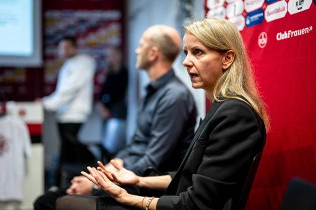 15.04.2025 - 1. FC Nürnberg Nuernberg FCN Club - Medientermin Pressetermin - Jubiläum 125 Jahre 1. FC Nürnberg - Präsentation Aktivitäten - ThHa - xthxhax - Katharina Fritsch (Leitung Unternehmenskommunikation 1. FC Nürnberg FCN ) vor Niels Rossow ( Vorstand Strategie & Marketing 1. FC Nürnberg FCN )