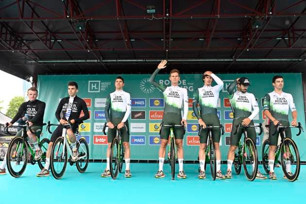 Ronde van Limburg 2025 - Men Elite TONGEREN, BELGIUM - APRIL 16 : team Caja Rural - Seguros Rga pictured during the 77th edition of the Ronde van Limburg, an UCI Individual Road cycling, Rad, Radsport, Strasse race with start in Hasselt and finish in Tongeren after 178,6 km, organized by Flanders Classics on April 16, 2025 in Tongeren, Belgium, 16 04 2025 ( Motor driver Verfaillie Kenny (BEL) - Tongeren Belgium Copyright: xJanxDexMeuleneirx