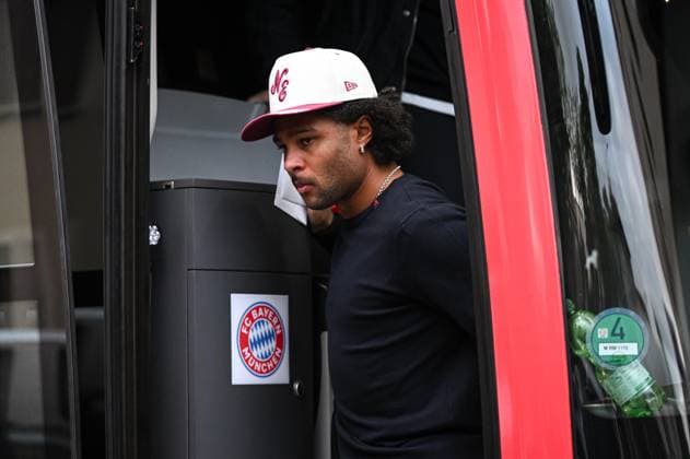 FUSSBALL CHAMPIONS LEAGUE SAISON 2024 2025 Viertelfinal Rueckspiel Inter Mailand - FC Bayern Muenchen 15.04.2025 Ankunft FC Bayern Muenchen am Mannschaftshotel in Mailand, Serge Gnabry steigt aus dem Bus