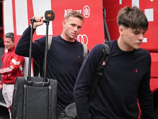 FUSSBALL CHAMPIONS LEAGUE SAISON 2024 2025 Viertelfinal Rueckspiel Inter Mailand - FC Bayern Muenchen 15.04.2025 Ankunft FC Bayern Muenchen am Mannschaftshotel in Mailand, Torwart Daniel Peretz (li) mit Koffer