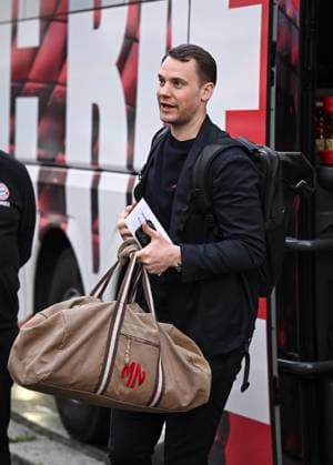 FUSSBALL CHAMPIONS LEAGUE SAISON 2024 2025 Viertelfinal Rueckspiel Inter Mailand - FC Bayern Muenchen 15.04.2025 Ankunft FC Bayern Muenchen am Mannschaftshotel in Mailand, Torwart Manuel Neuer mit Tasche