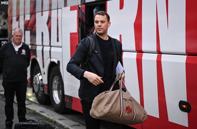 FUSSBALL CHAMPIONS LEAGUE SAISON 2024 2025 Viertelfinal Rueckspiel Inter Mailand - FC Bayern Muenchen 15.04.2025 Ankunft FC Bayern Muenchen am Mannschaftshotel in Mailand, Torwart Manuel Neuer mit Tasche