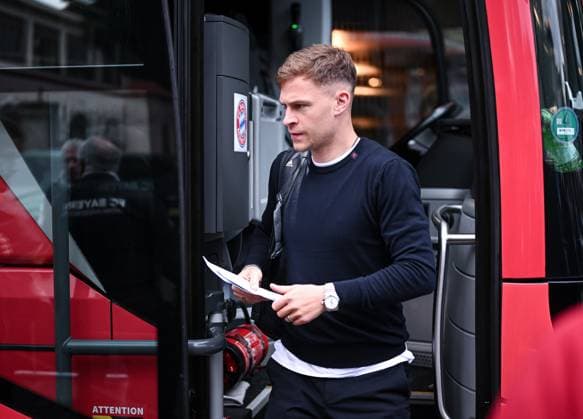 FUSSBALL CHAMPIONS LEAGUE SAISON 2024 2025 Viertelfinal Rueckspiel Inter Mailand - FC Bayern Muenchen 15.04.2025 Ankunft FC Bayern Muenchen am Mannschaftshotel in Mailand, Joshua Kimmich steigt aus dem Bus
