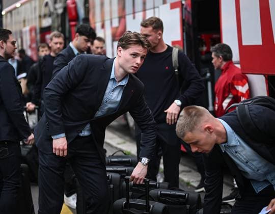 FUSSBALL CHAMPIONS LEAGUE SAISON 2024 2025 Viertelfinal Rueckspiel Inter Mailand - FC Bayern Muenchen 15.04.2025 Ankunft FC Bayern Muenchen am Mannschaftshotel in Mailand, Torwart Jonas Urbig (li)