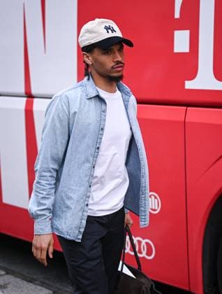 FUSSBALL CHAMPIONS LEAGUE SAISON 2024 2025 Viertelfinal Rueckspiel Inter Mailand - FC Bayern Muenchen 15.04.2025 Ankunft FC Bayern Muenchen am Mannschaftshotel in Mailand, Leroy Sane
