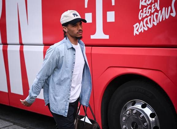 FUSSBALL CHAMPIONS LEAGUE SAISON 2024 2025 Viertelfinal Rueckspiel Inter Mailand - FC Bayern Muenchen 15.04.2025 Ankunft FC Bayern Muenchen am Mannschaftshotel in Mailand, Leroy Sane