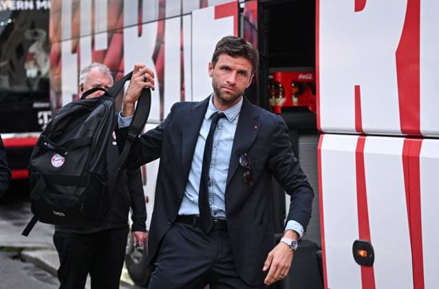 FUSSBALL CHAMPIONS LEAGUE SAISON 2024 2025 Viertelfinal Rueckspiel Inter Mailand - FC Bayern Muenchen 15.04.2025 Ankunft FC Bayern Muenchen am Mannschaftshotel in Mailand, Thomas Mueller mit Rucksack
