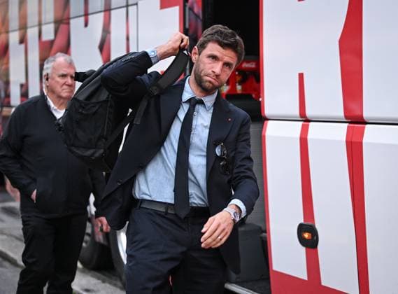 FUSSBALL CHAMPIONS LEAGUE SAISON 2024 2025 Viertelfinal Rueckspiel Inter Mailand - FC Bayern Muenchen 15.04.2025 Ankunft FC Bayern Muenchen am Mannschaftshotel in Mailand, Thomas Mueller mit Rucksack