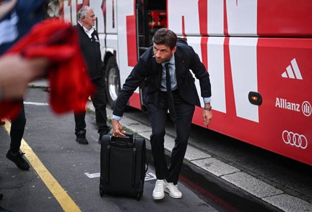 FUSSBALL CHAMPIONS LEAGUE SAISON 2024 2025 Viertelfinal Rueckspiel Inter Mailand - FC Bayern Muenchen 15.04.2025 Ankunft FC Bayern Muenchen am Mannschaftshotel in Mailand, Thomas Mueller mit Koffer