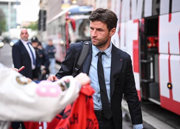 FUSSBALL CHAMPIONS LEAGUE SAISON 2024 2025 Viertelfinal Rueckspiel Inter Mailand - FC Bayern Muenchen 15.04.2025 Ankunft FC Bayern Muenchen am Mannschaftshotel in Mailand, Thomas Mueller mit Fans und gibt Autogramme