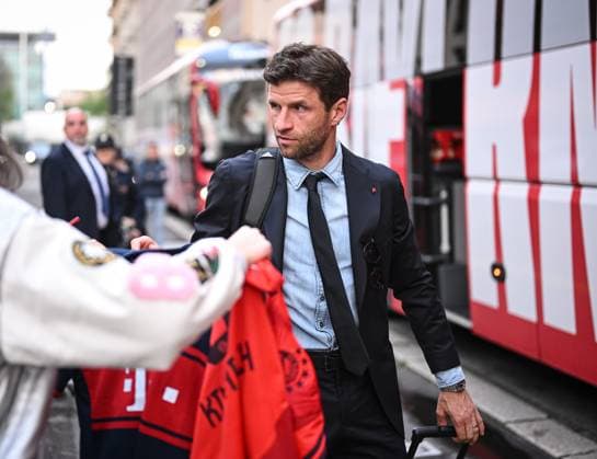 FUSSBALL CHAMPIONS LEAGUE SAISON 2024 2025 Viertelfinal Rueckspiel Inter Mailand - FC Bayern Muenchen 15.04.2025 Ankunft FC Bayern Muenchen am Mannschaftshotel in Mailand, Thomas Mueller mit Fans und gibt Autogramme