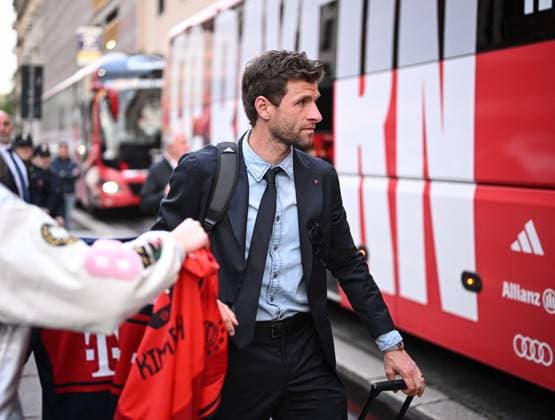 FUSSBALL CHAMPIONS LEAGUE SAISON 2024 2025 Viertelfinal Rueckspiel Inter Mailand - FC Bayern Muenchen 15.04.2025 Ankunft FC Bayern Muenchen am Mannschaftshotel in Mailand, Thomas Mueller mit Fans