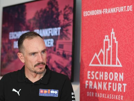 16.04.2025 Frankfurt am Main, Radrennen Pressekonferenz zum Radklassiker Eschborn-Frankfurt 2025. Bild zeigt: Rad-Profi John Degenkolb, Team Picnic PostNL aufgund schwerer Verletzung mit Gips, muss dieses Jahr zuschauen