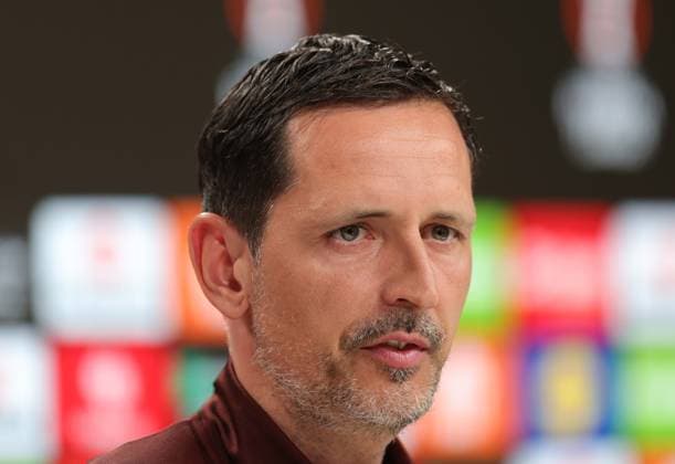 . - Eintracht Frankfurt press conference, PK, Pressekonferenz Eintracht Frankfurt v Tottenham Hotspur, UEFA Europa League, Quarter Final, 2nd Leg, Deutsche Bank Park, Frankfurt, Germany. - 16th April 2025. (C) Daniel Weir Crystal Pix Dino Toppmoller Manager of Eintracht Frankfurt during his pre match press conference ahead of the UEFA Europa League Quarter Final 2nd Leg match between Eintracht Frankfurt v Tottenham Hotspur. - Eintracht Frankfurt Press Conference, Eintracht Frankfurt v Tottenham Hotspur, UEFA Europa League, Quarter Final, 2nd Leg, Deutsche Bank Park, Frankfurt, Germany. - 16th April 2025. (C) Daniel Weir Crystal Pix Frankfurt Deutsche Bank Park GERMANY Copyright: xDanielxWeirx CP_Frankfurt_Press_Conference_17