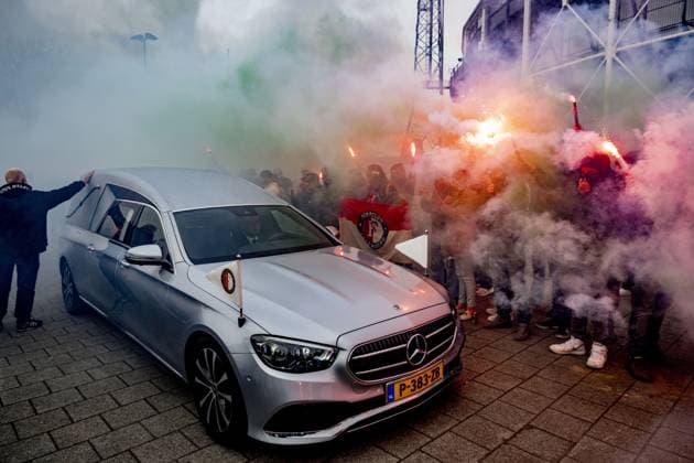 ROTTERDAM - Fans say goodbye to former coach Leo Beenhakker, who died at the age of 82, prior to the funeral. ANP ROBIN UTRECHT xVIxANPxSportx xxANPxIVx 524638737 originalFilename: 524638737.jpg
