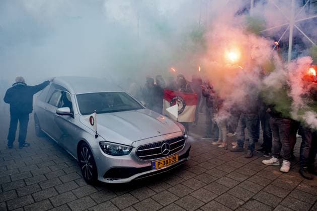 ROTTERDAM - Fans say goodbye to former coach Leo Beenhakker, who died at the age of 82, prior to the funeral. ANP ROBIN UTRECHT xVIxANPxSportx xxANPxIVx 524638751 originalFilename: 524638751.jpg