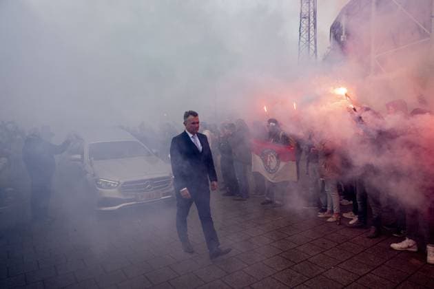 Sport Bilder des Tages ROTTERDAM - Fans say goodbye to former coach Leo Beenhakker, who died at the age of 82, prior to the funeral. ANP ROBIN UTRECHT xVIxANPxSportx xxANPxIVx 524638764 originalFilename: 524638764.jpg