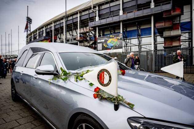 ROTTERDAM - Fans say goodbye to former coach Leo Beenhakker, who died at the age of 82, prior to the funeral. ANP ROBIN UTRECHT xVIxANPxSportx xxANPxIVx 524638890 originalFilename: 524638890.jpg