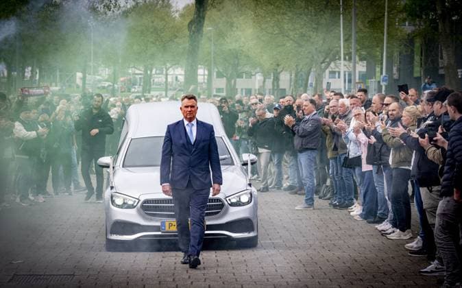 ROTTERDAM - Fans say goodbye to former coach Leo Beenhakker, who died at the age of 82, prior to the funeral. ANP ROBIN UTRECHT xVIxANPxSportx xxANPxIVx 524639055 originalFilename: 524639055.jpg