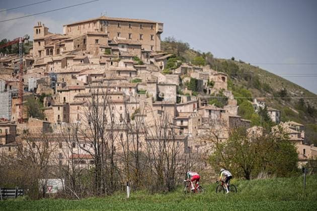 The pack rides during the Giro d™Abruzzo, stage from Tocco da Casauria to Penne (138 km) - Abruzzo - Wednesday, April 16, 2025. - cycling .  Copyright: xMarcoxAlpozzi LaPressex