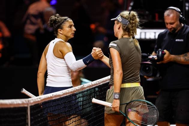 Magdalena Frech gewinnt den Match nach einem harten 3:12 Stunden Kampf. Gratulation und Shake Hands mit Sara Errani Magdalena Frech POL vs Sara Errani ITA GER, Porsche Tennis Grand Prix GP Stuttgart 2025, WTA500, 16.04.2025 GER, Porsche Tennis Grand Prix GP Stuttgart 2025, WTA500, 16.04.2025 Stuttgart Copyright: xEibner-Pressefoto RogerxBuerkex EP