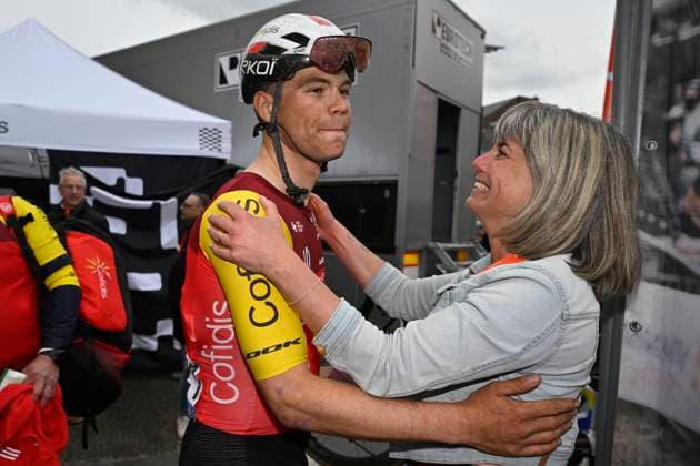 Ronde van Limburg 2025 - Men Elite TONGEREN, BELGIUM - APRIL 16 : Fretin Milan (BEL) of Cofidis celebrates the victory with his mother after the 77th edition of the Ronde van Limburg, an UCI Individual Road cycling, Rad, Radsport, Strasse race with start in Hasselt and finish in Tongeren after 178,6 km, organized by Flanders Classics on April 16, 2025 in Tongeren, Belgium, 16 04 2025 ( Motor driver Verfaillie Kenny (BEL) - Tongeren Belgium Copyright: xJanxDexMeuleneirx