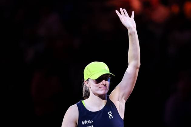 Siegerin Iga Swiatek winkt zum Publikum Jana Fett CRO vs Iga Swiatek POL GER, Porsche Tennis Grand Prix GP Stuttgart 2025, WTA500, 16.04.2025 GER, Porsche Tennis Grand Prix GP Stuttgart 2025, WTA500, 16.04.2025 Stuttgart Copyright: xEibner-Pressefoto RogerxBuerkex EP