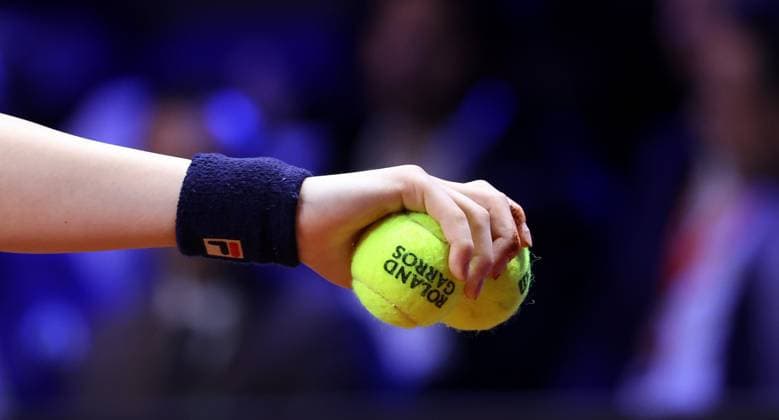 Stuttgart , Porsche Tennis Grand Prix , Feature Hand mit Tennisbällen Roland Garros