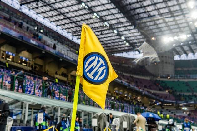 16.04.2025, Inter Mailand vs. FC Bayern München, UEFA Champions League, Viertelfinale-Rückspiel San Siro Giuseppe Meazza vor Anpfiff des Rückspiels Inter Mailand gegen FC Bayern München, Eckfahne Logo Inter Mailand Vereinswappen, Vereinslogo, Fahne, Fahnen Copyright: xBahhoxKarax