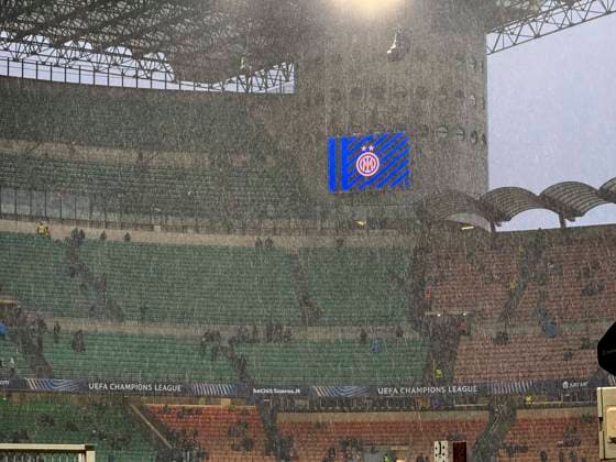 16.04.2025, Fussball UEFA Championsleague 2024 2025: Viertelfinale Rückspiel, Inter Mailand - FC Bayern München, im Giuseppe Meazza Stadion (Mailand), Strömender Regen im Stadion