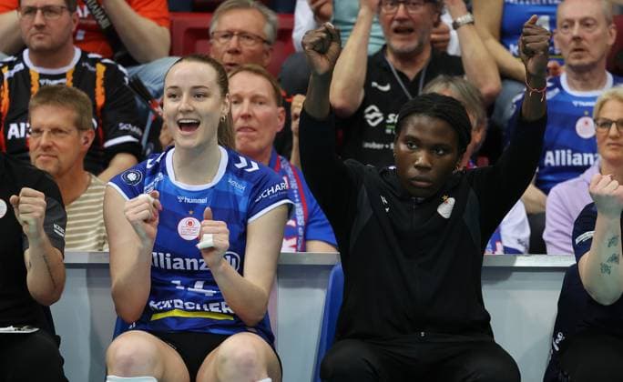 Stuttgart , Volleyball Frauen Bundesliga PlayOffs Halbfinale Spiel 3 , Allianz MTV Stuttgart vs. Dresdner SC , von links: kelsey Veltman Krystal Rivers ( Stgt )