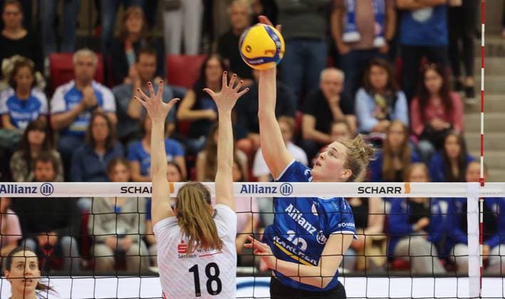 Stuttgart , Volleyball Frauen Bundesliga PlayOffs Halbfinale Spiel 3 , Allianz MTV Stuttgart vs. Dresdner SC , Jolien Knollema ( Stgt )