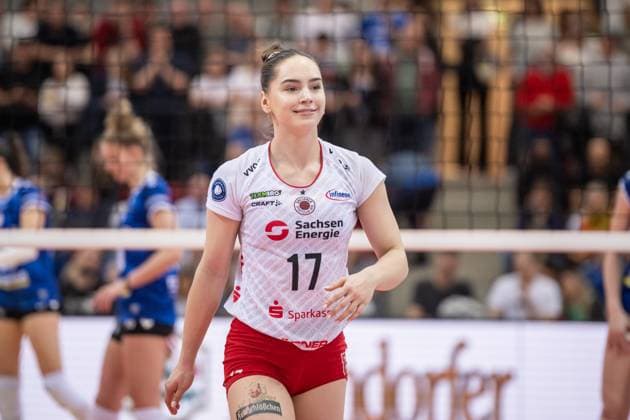Lorena Lorber Fijok (Dresdner SC, 17) - freut sich, Freude, Laecheln GER, Allianz MTV Stuttgart - Dresdner SC, Volleyball Bundesliga, VBL, Spielzeit 2024 2025, 16.04.2025 GER, Allianz MTV Stuttgart - Dresdner SC, Volleyball Bundesliga, VBL, Spielzeit 2024 2025, 16.04.2025 Stuttgart Copyright: xSandyxDinkelackerx EP_SDR