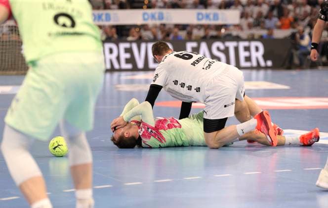 Sport Bilder des Tages Foto : am Boden zerstört ist ..... Mathias Gidsel (Füchse) Handball Herren 1. Bundesliga am Mi. 16.04.2025 THW Kiel - Füchse Berlin